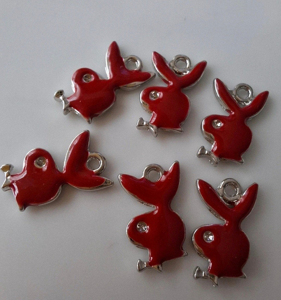6 stuks bedels hangers metaal konijn playboy rood zilver, Overige merken, Overige materialen, -, -