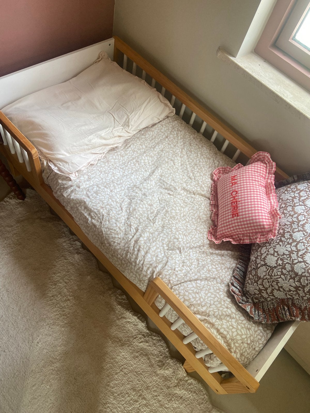 Houten kinderbed met spijlen en matras, Ophalen, Gebruikt, Bruin, 190 cm of minder