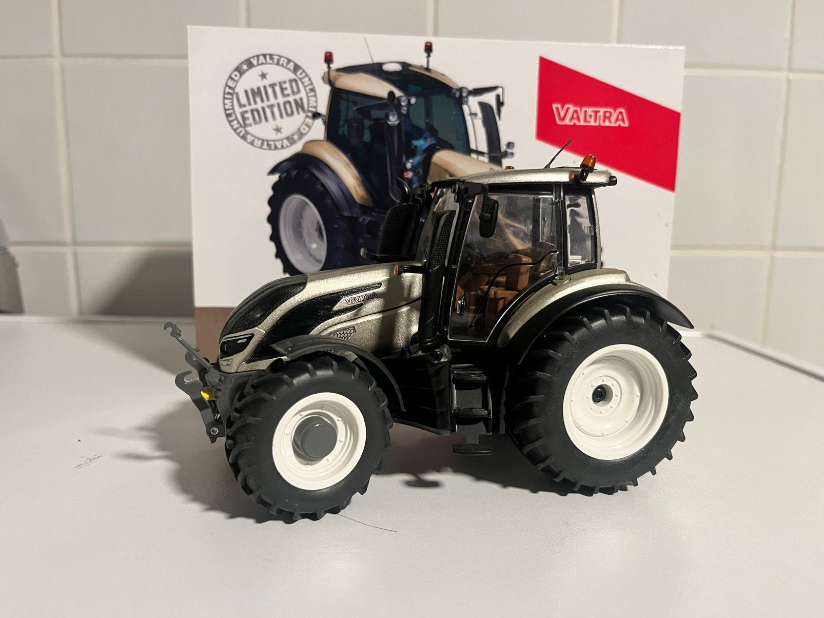 Valtra T234 Champage Wiking 1/32, Ophalen of Verzenden, Zo goed als nieuw, Tractor of Landbouw, Overige merken