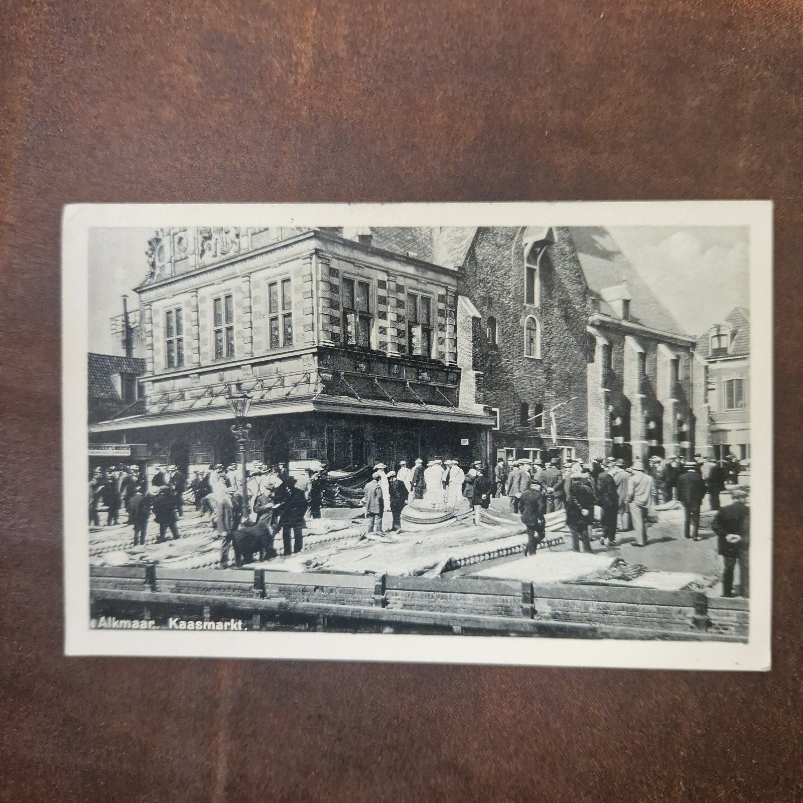 Ansichtkaart Kaasmarkt Almaar (poststempel 1934), Antiek en Kunst, Ophalen of Verzenden