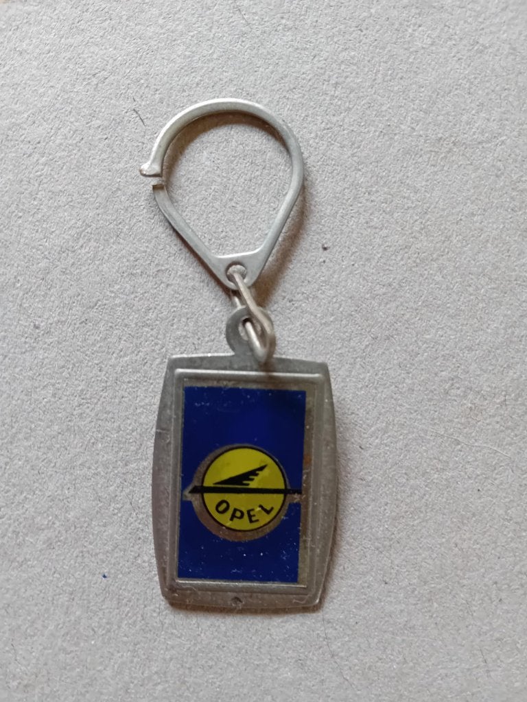 Opel sleutelhanger Breda Bier 1967   3,5x2,5cm, Ophalen of Verzenden, Gebruikt, Merk