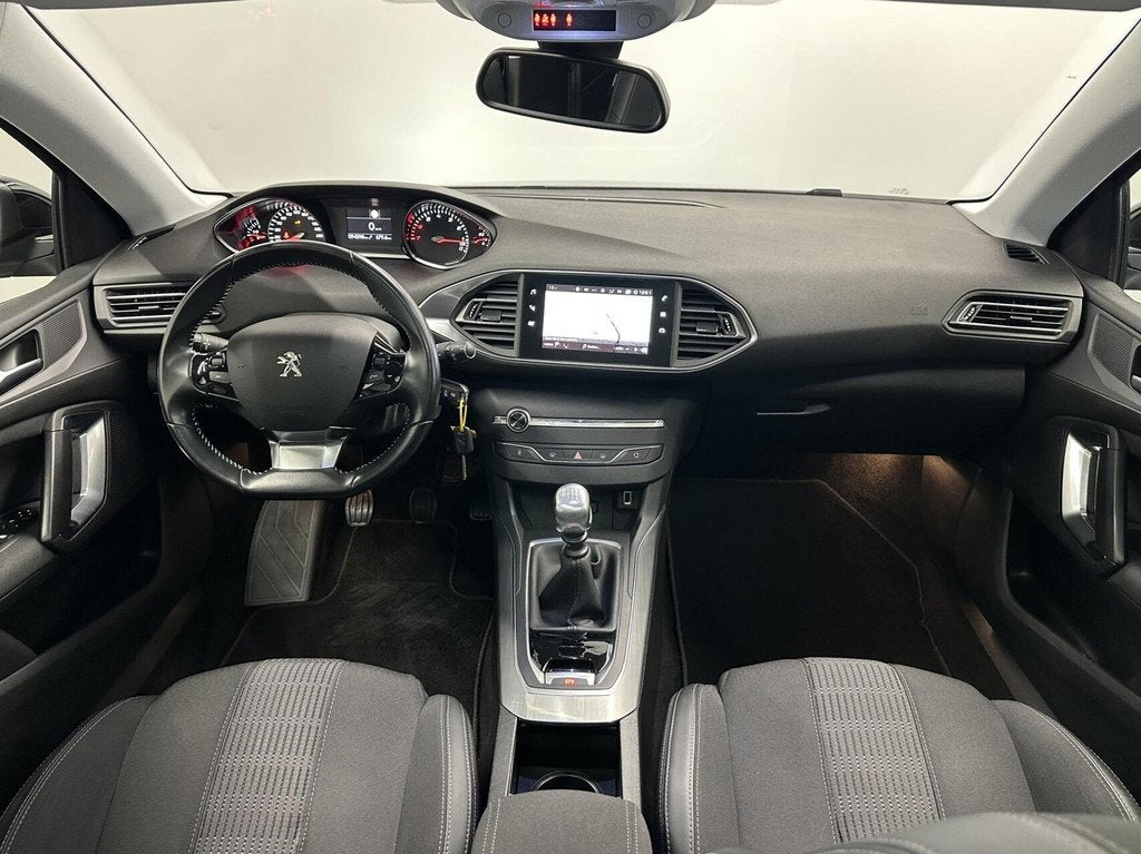 Peugeot 308 SW 1.2 PureTech Allure PANO TREKHAAK NAVI CARPLA, Voorwielaandrijving, Gebruikt, 1199 cc, Leder en Stof