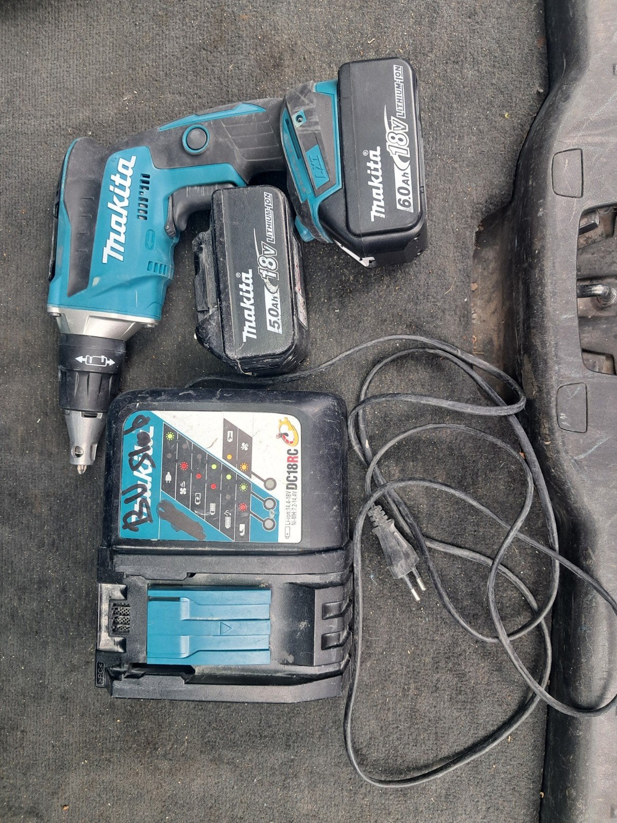 Makita Accu Schroefmachine DFS452 met 2 Accu's en Lader, Doe-het-zelf en Verbouw, Gereedschap | Boormachines, Gebruikt, Variabele snelheid