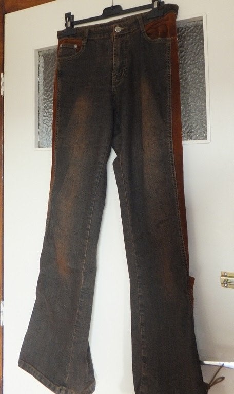 Aparte donkerblauwe 5 pocket jeans roestbruine details 36 38, Verzenden, Gedragen, Blauw, W28 - W29 (confectie 36)