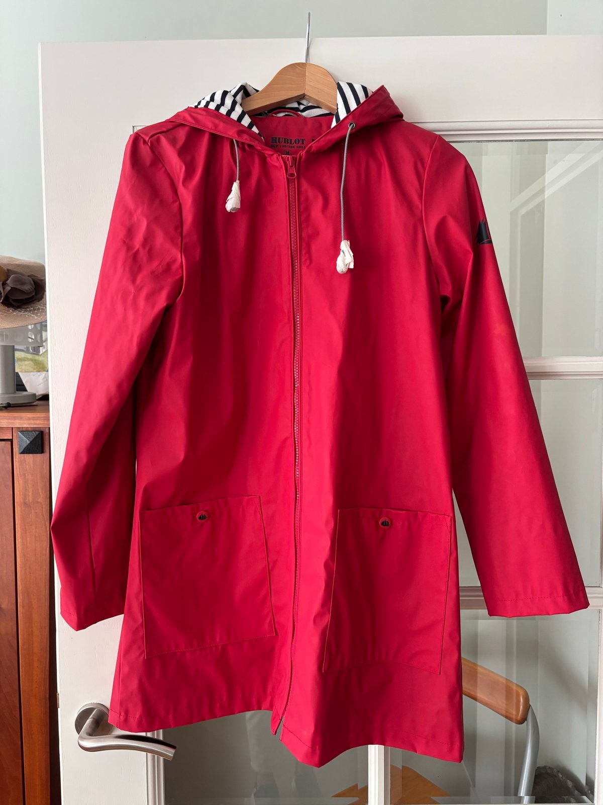 Nieuwe Hublot halflange regenjas - Maat M, Kleding | Dames, Ophalen of Verzenden, Nieuw, Maat 38/40 (M), Rood