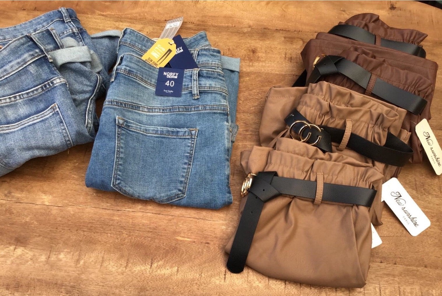 Partij damesmode: pakken, shorts en jurkjes (24 stuks), Ophalen of Verzenden, Nieuw, Maat 38/40 (M)