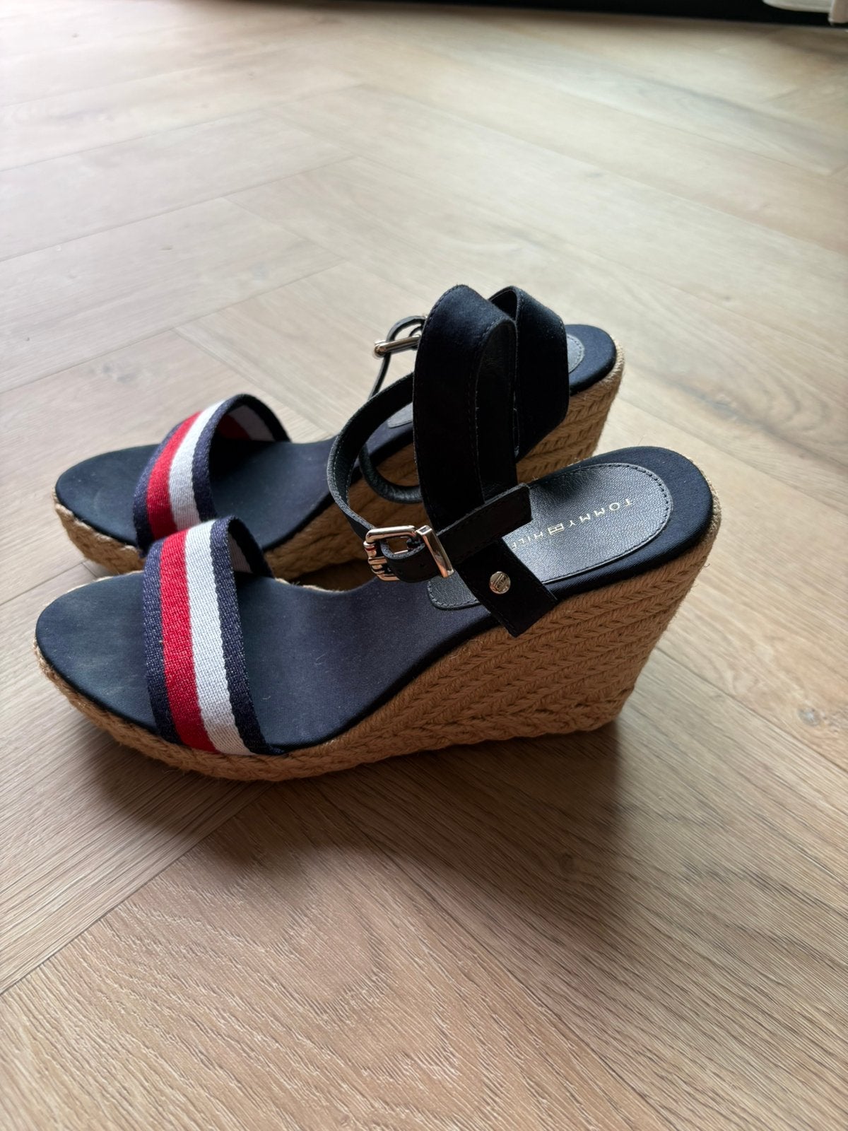 Tommy Hilfiger sandalen blauw nieuw maat 40, Blauw, Zo goed als nieuw, Sandalen of Muiltjes, Ophalen of Verzenden