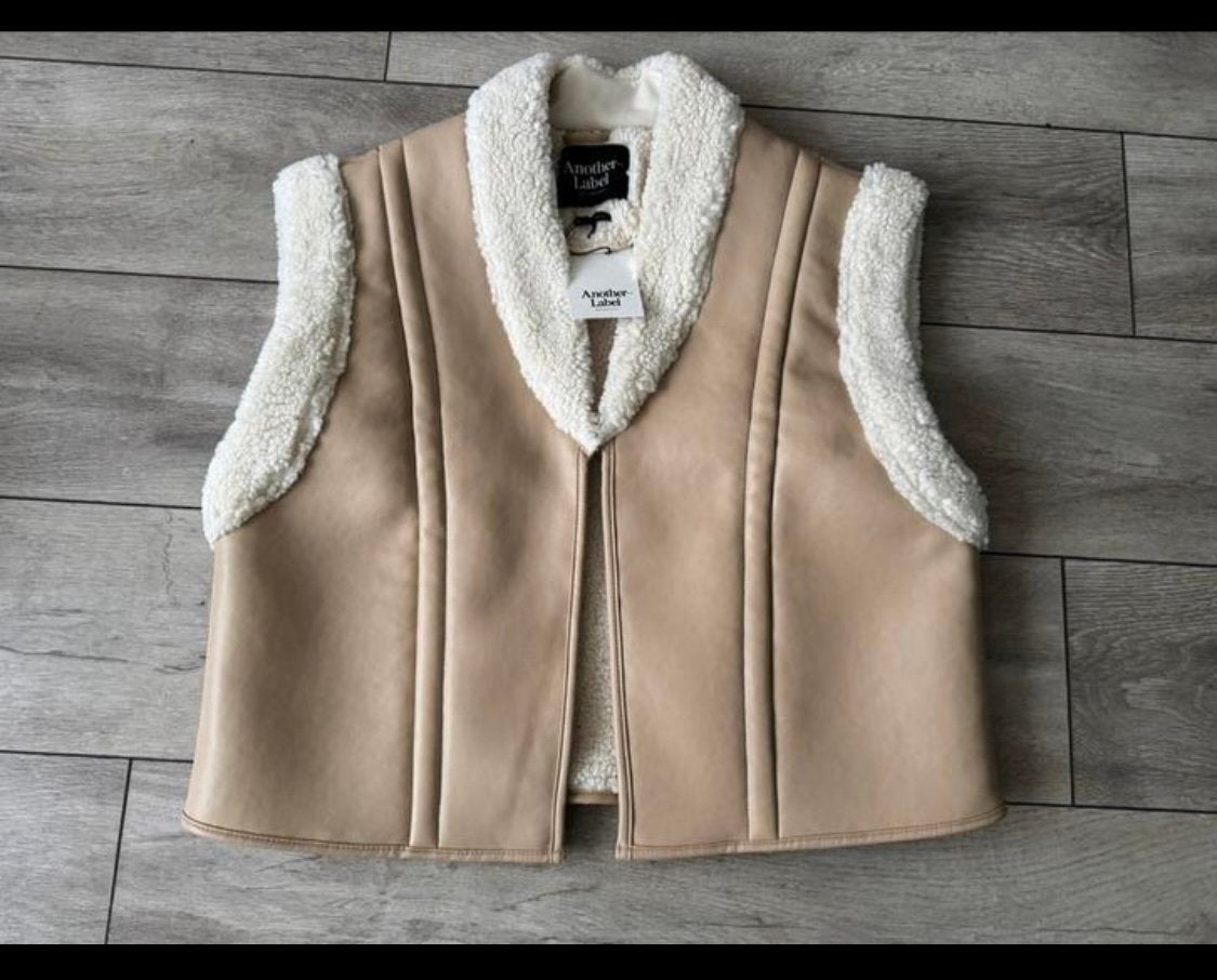 Another Label super gave lammy vest (Maat M/L, valt ruim), Kleding | Dames, Verzenden, Nieuw, Maat 38/40 (M), Beige