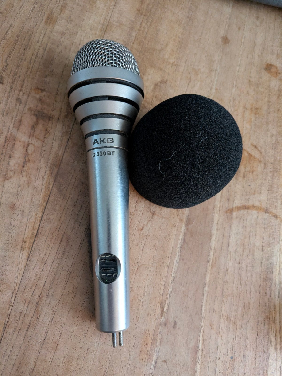 AKG D330 BT Microfoon met windkap, Verzenden, Gebruikt, Zangmicrofoon