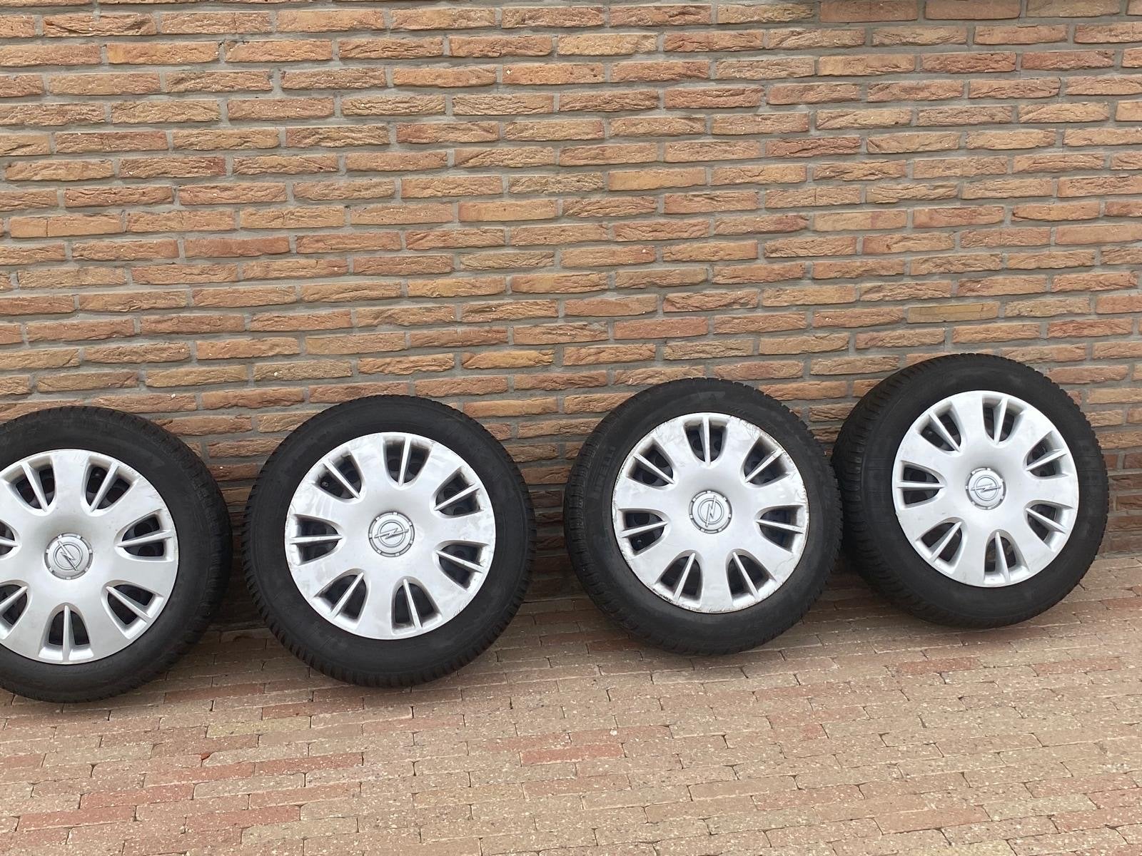 Pirelli en kleber winterbanden met velgen - Opel Corsa D, Ophalen, Gebruikt, 15 inch, Banden en Velgen