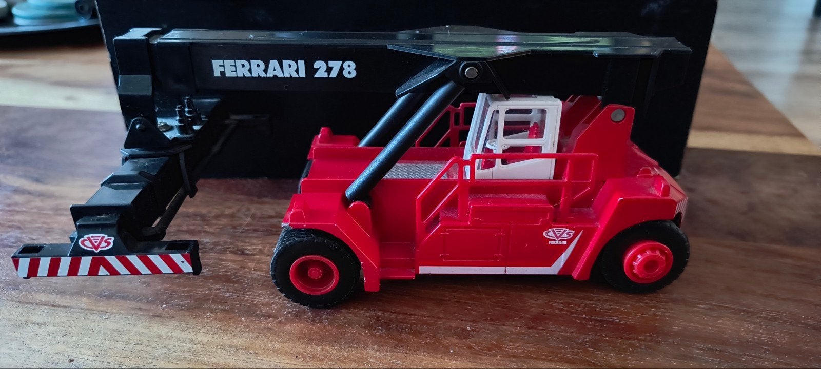 Ferrari 278 1:32 Reachstacker - Rood, Ophalen, Gebruikt