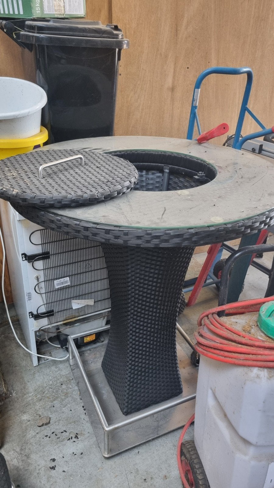 Gratis op te halen: Wicker bartafel met glazen blad, Ophalen