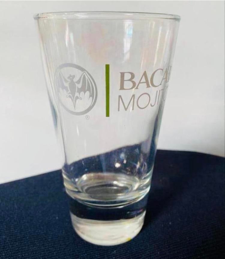 Glas van Bacardi Mojito met verzwaarde bodem. Hoogte 13,5 cm, Verzamelen, Glas en Borrelglaasjes, Gebruikt, Borrel- of Shotglas
