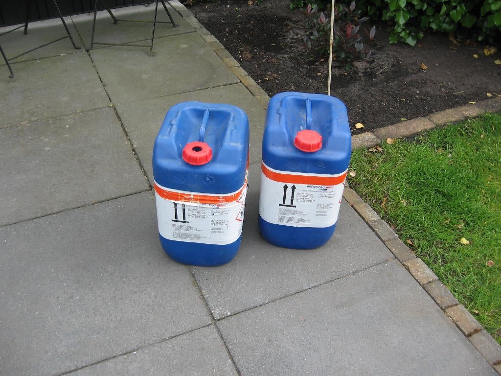 2 lege kunstof Jerrycans inhoud 20 liter p st samen €25,00, Ophalen, Gebruikt