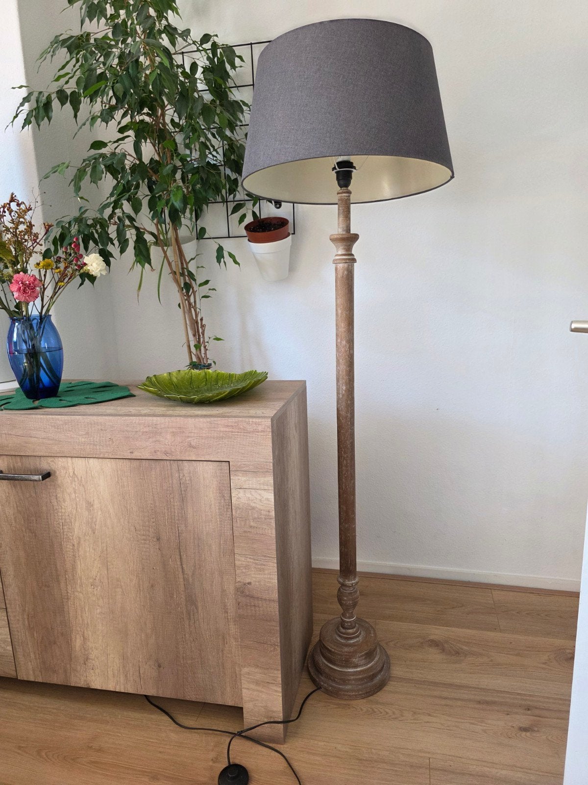 Stijlvolle houten vloerlamp met grijze kap, Gebruikt, Klassiek, Landelijk, 150 tot 200 cm, Textiel