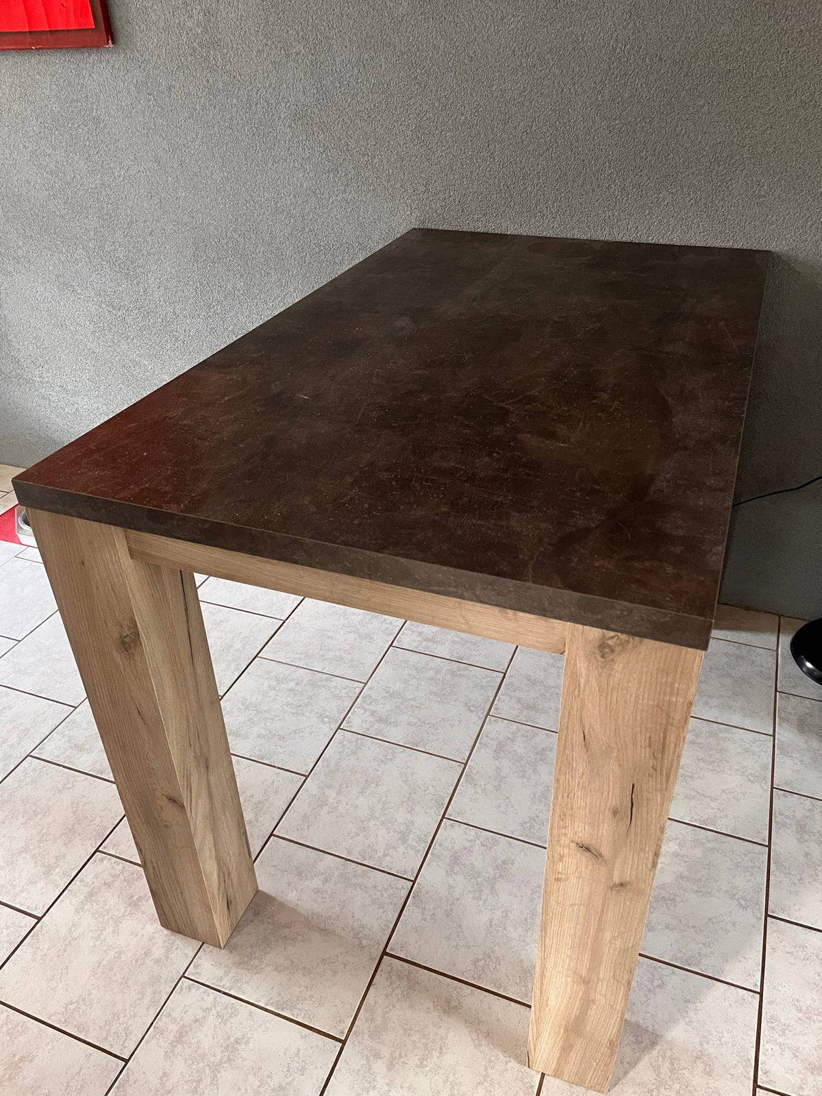 Stijlvolle Bartafel met Houten Poten en Donker Blad, Huis en Inrichting, Ophalen, Gebruikt