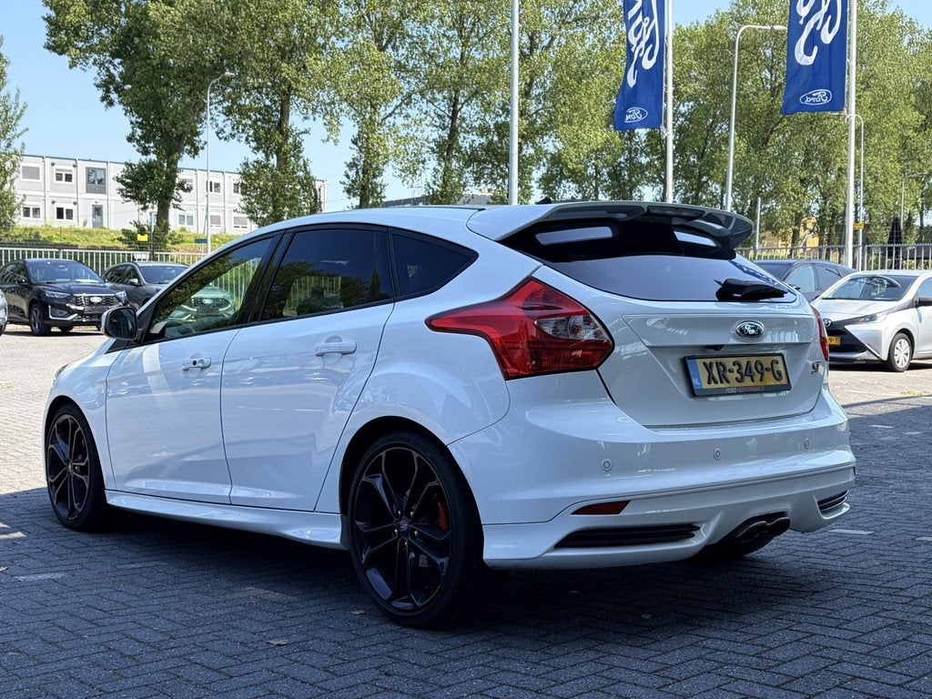 Ford Focus 2.0 250PK EcoBoost ST-3 | Recaro | Xenon | Camera, Euro 5, Gebruikt, Zwart, 4 cilinders