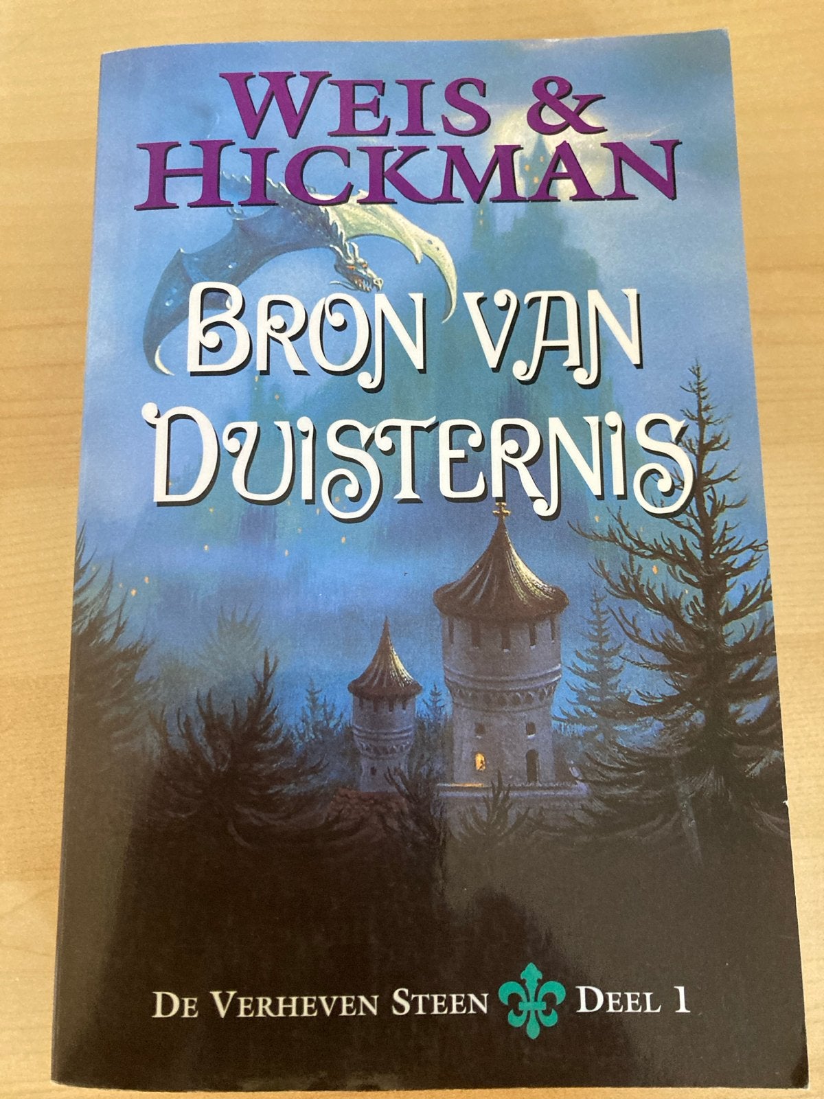 Bron van Duisternis - Weis & Hickman (De Verheven Steen), Boeken, Ophalen of Verzenden, Gelezen