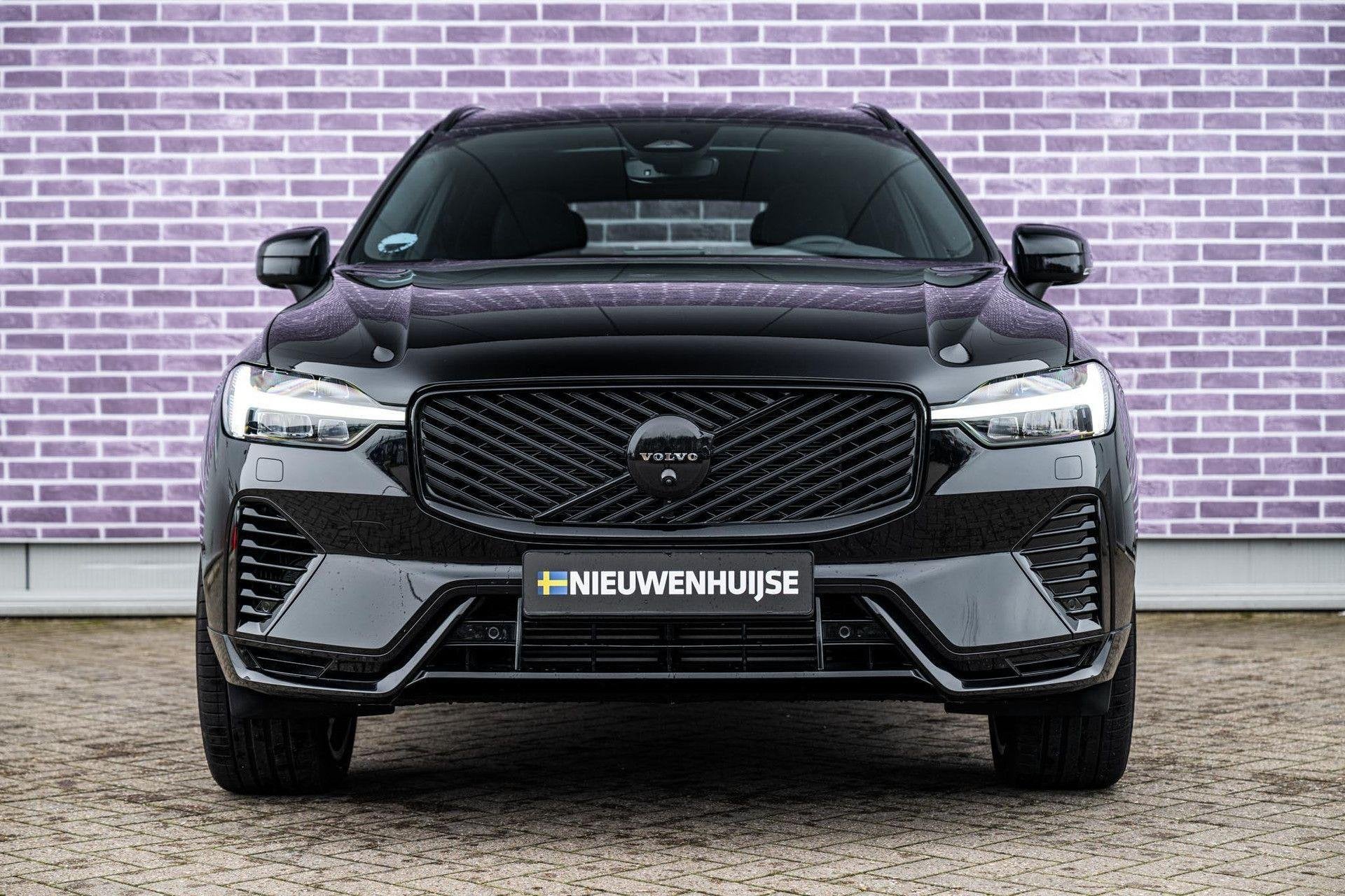 Volvo XC60 2.0 T6 Plug-in Hybrid AWD Ultra Black Edition | P, Auto's, Gebruikt, Euro 6, 4 cilinders, Zwart