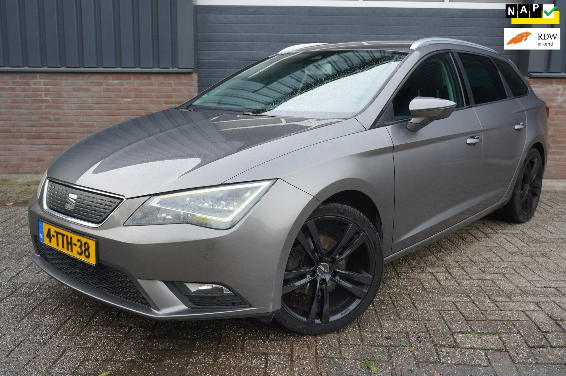 Seat Leon ST 1.6 TDI Style Business Ecomotive Navi Cruisecon, Auto's, Voorwielaandrijving, Euro 5, Gebruikt, Zwart