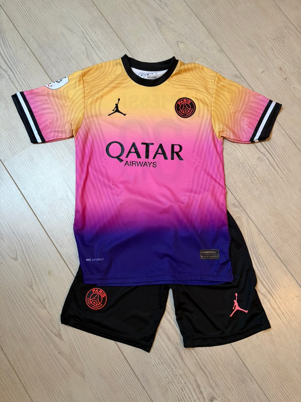 Voetbaltenue Messi maar 176, Kinderen en Baby's, Ophalen of Verzenden, Zo goed als nieuw, Jongen of Meisje, Setje