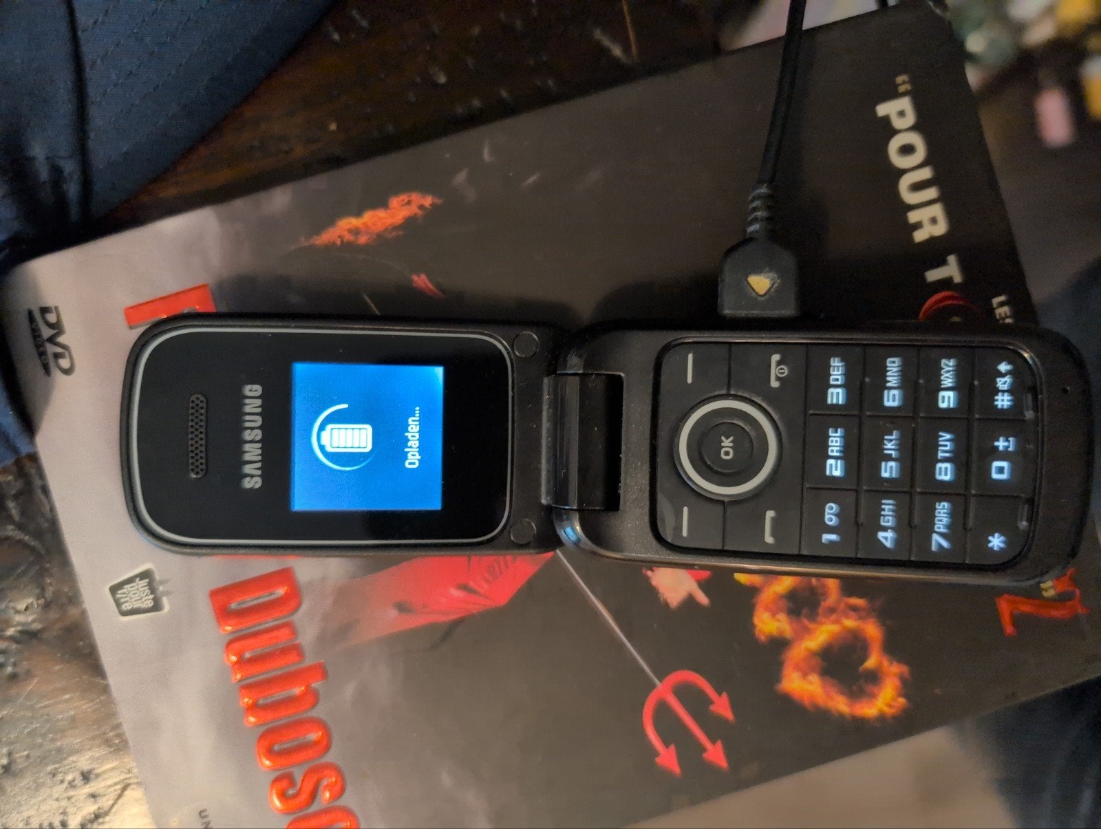 Samsung klaptelefoon met oplader, Gebruikt, Overige modellen, Paars, Overige systemen
