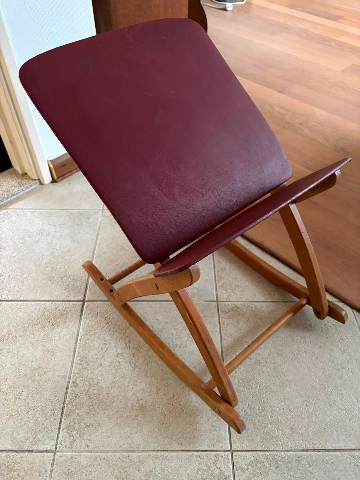 Vintage bordeau rood voetenbankje, Ophalen, Minder dan 50 cm, Gebruikt, Minder dan 50 cm