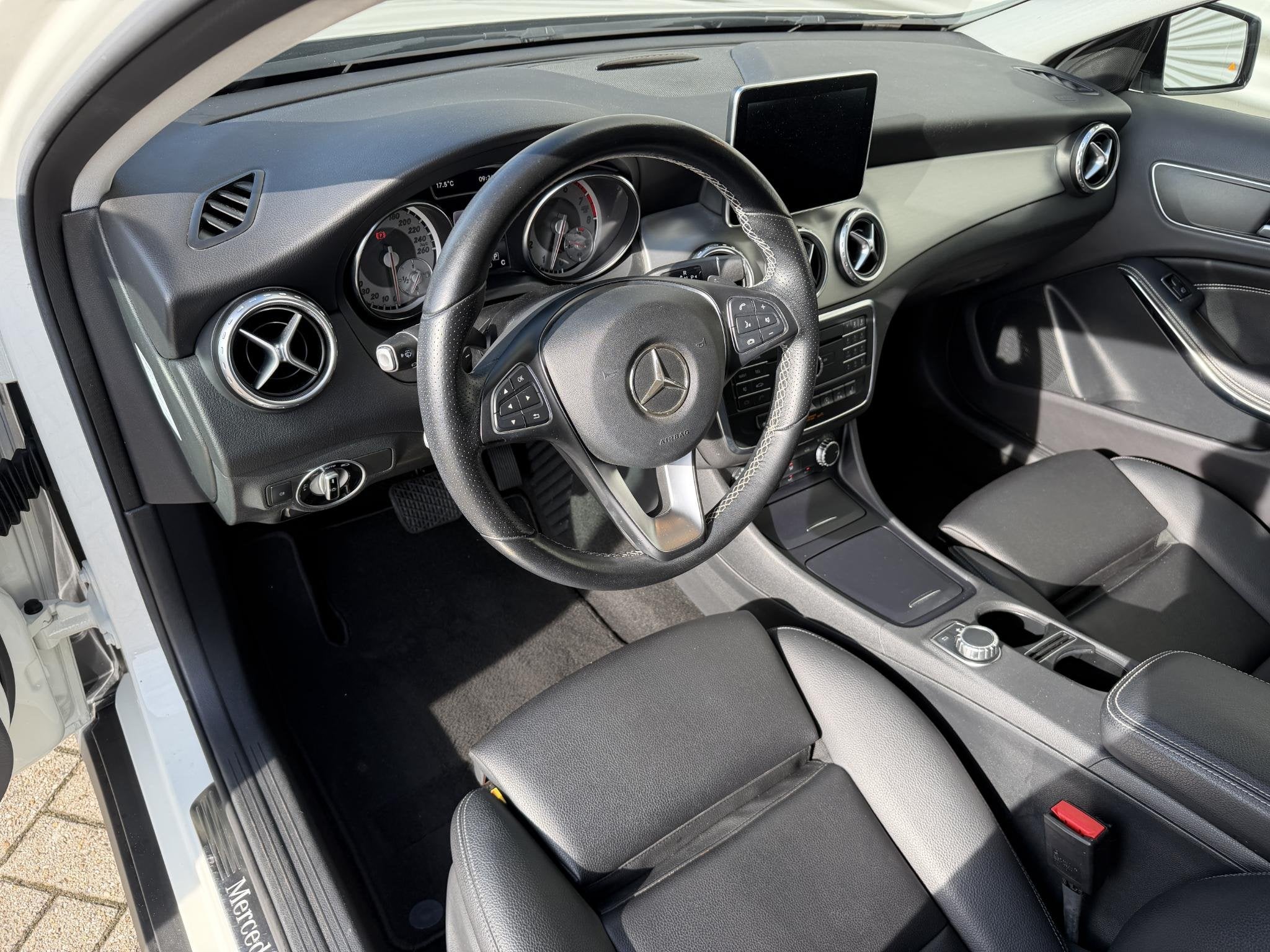 Mercedes-Benz GLA-klasse 200 Trekhaak Leder Night, Auto's, Gebruikt, 715 kg, Wit, 1595 cc