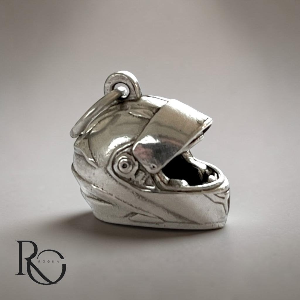 Zilveren motorhelm hanger 925 zilver – handgemaakt