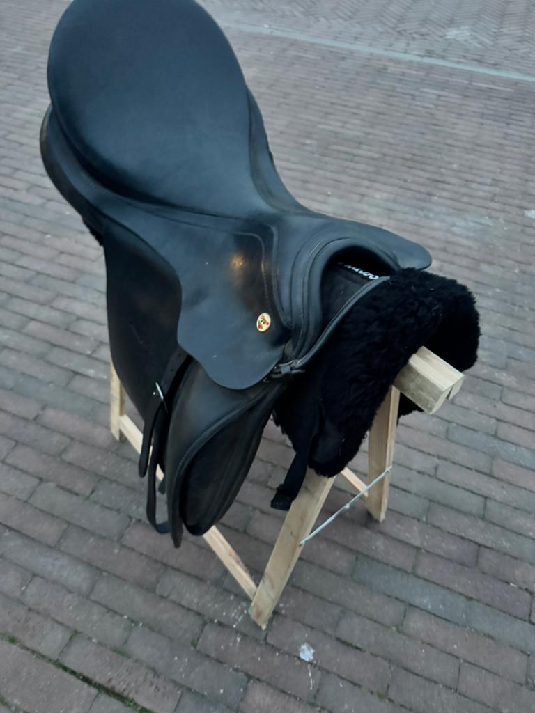 Te koop KN zadel, Dieren en Toebehoren, Ophalen of Verzenden, Zo goed als nieuw, Dressuur