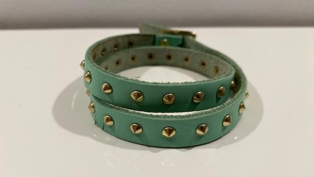 Muntgroene armband met gouden studs, Ophalen of Verzenden, Zo goed als nieuw, Groen, Leer