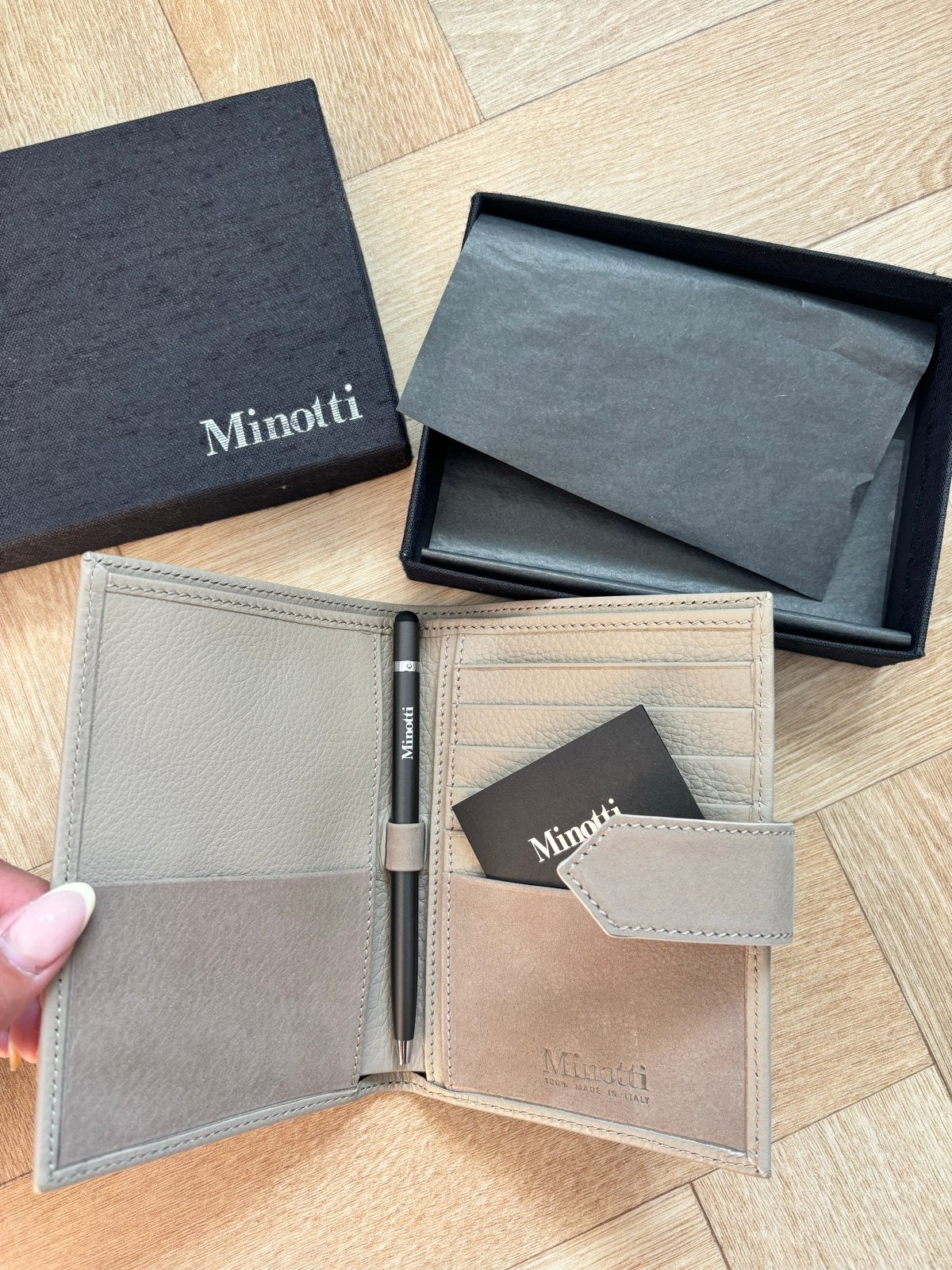 Minotti Leren Portemonnee met Pen - Nieuw in Doos, Overige merken, Nieuw, Ophalen of Verzenden, Grijs
