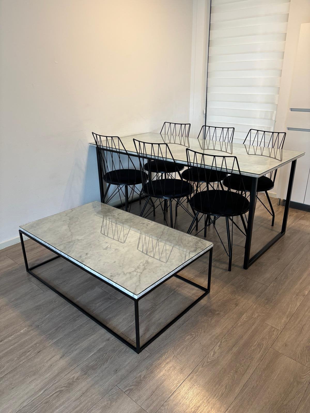 Foto 2 van • Aime Té marmeren eettafel + salontafel + 4 GRATIS stoelen