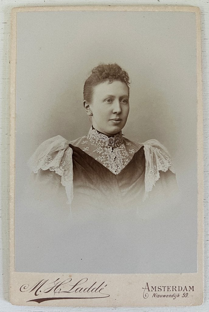 Kabinetfoto (verlovingsfoto) dame ca 1894 Fotogr.M.H. Laddé, Verzamelen, Foto's en Prenten, Ophalen of Verzenden, Voor 1940, Gebruikt