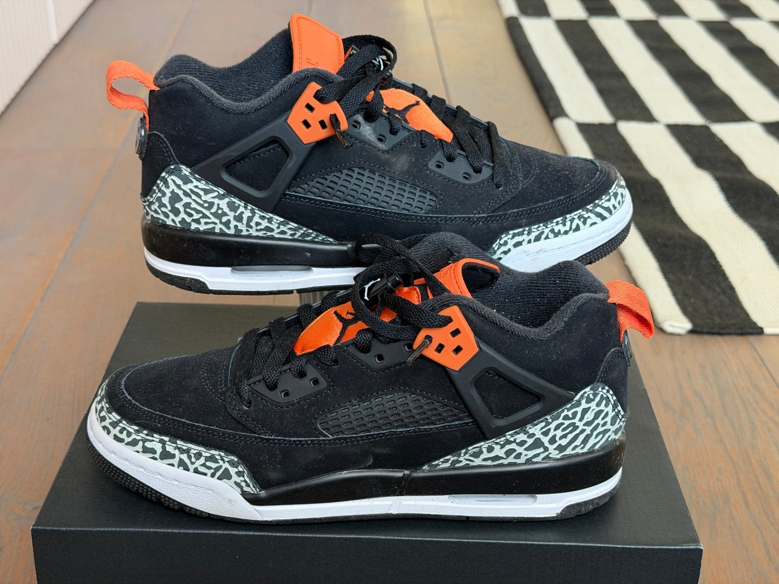 Jordan Spizike Low (GS) - Zwart/Oranje - Maat 40, Ophalen, Zo goed als nieuw