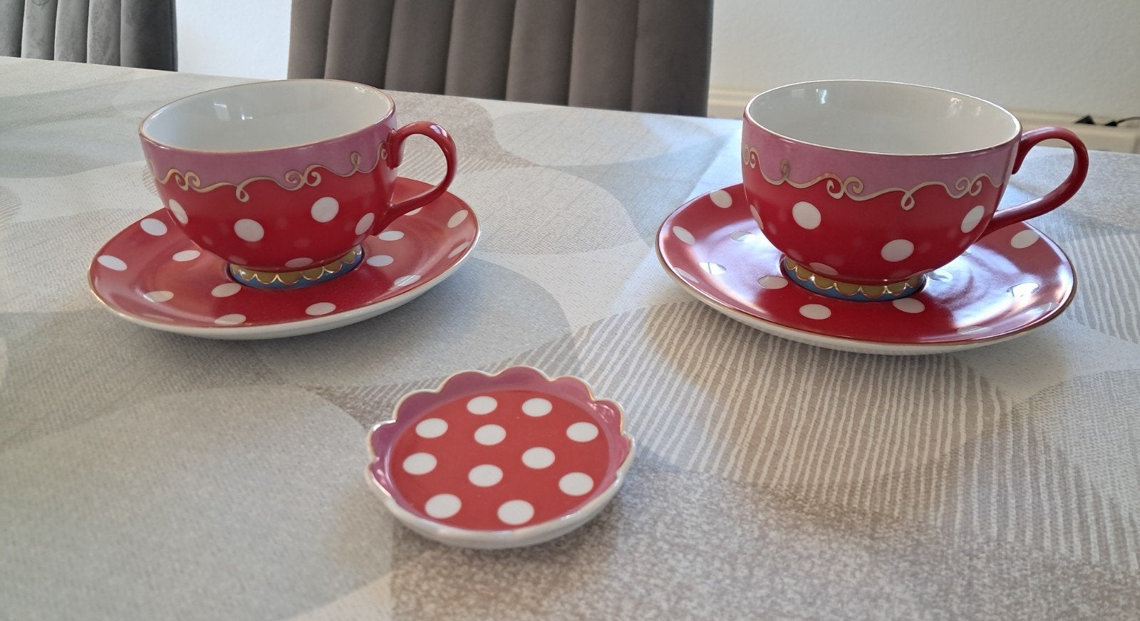 Douwe Egberts rood met witte stippen kop en schotel set, Keramiek, Ophalen of Verzenden, Zo goed als nieuw, Overige stijlen