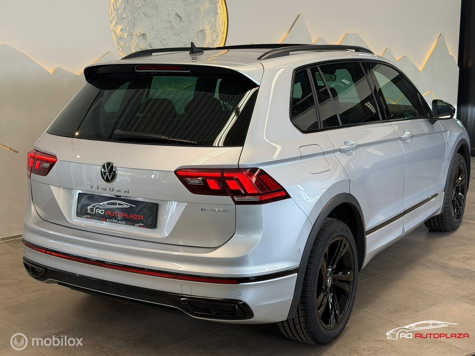 Volkswagen Tiguan 1.4 TSI eHybrid R-Line Panorama/Keyless/Bl, 1716 kg, Stof, Zwart, 4 cilinders