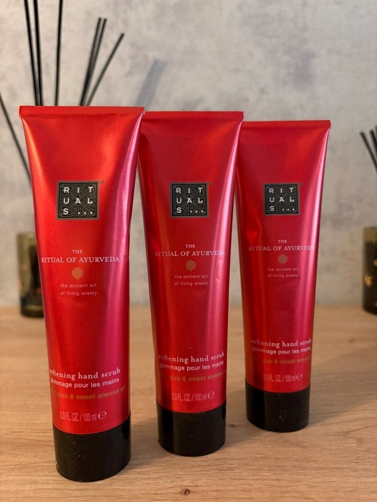 Nieuw Rituals Ayurveda softening hand scrub 100 ml, Sieraden, Tassen en Uiterlijk, Uiterlijk | Lichaamsverzorging, Verzenden, Nieuw