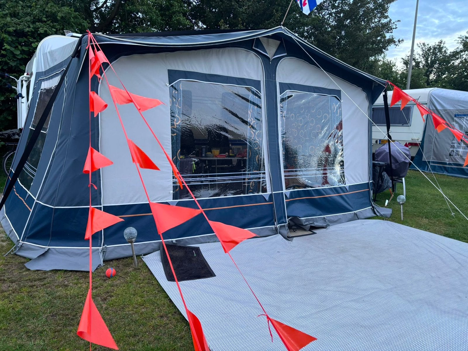 Hobby De Luxe 440 SF, Vast bed, Hobby, Koelkast, Treinzit