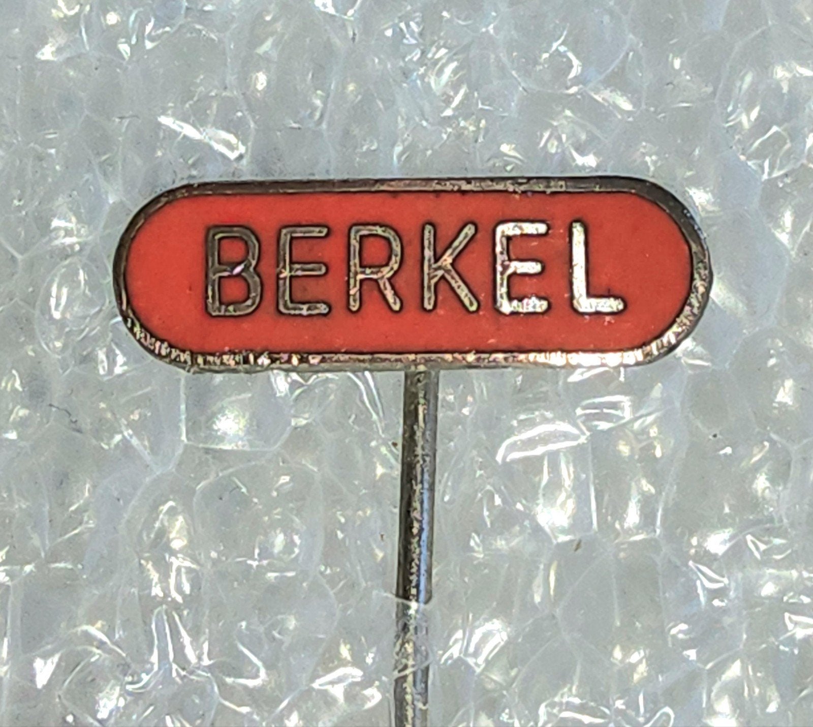 Emaille Speldje Berkel Weegschalen - Vintage, Ophalen of Verzenden, Gebruikt, Merk, Speldje of Pin