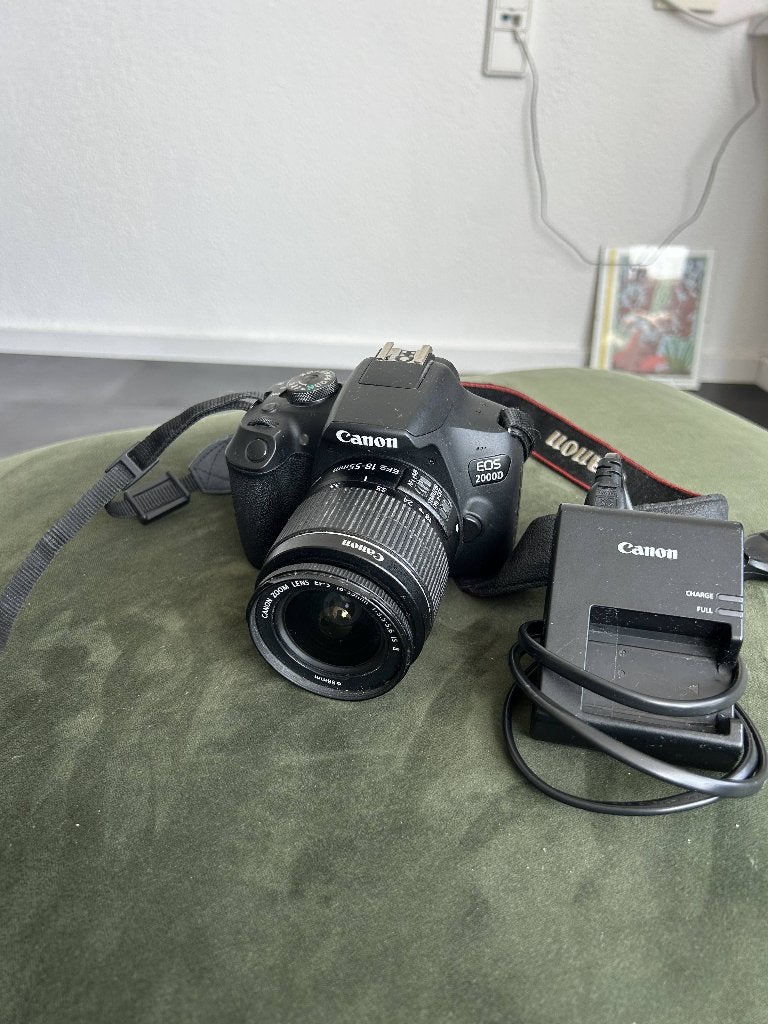 Canon eos 2000D, Accu, Canon, Ophalen of Verzenden, Zo goed als nieuw