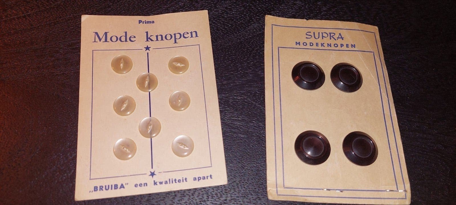 2  OUDE KARTONNEN KAARTJES MODE KNOPEN , KLEDING  KNOPEN, Ophalen of Verzenden