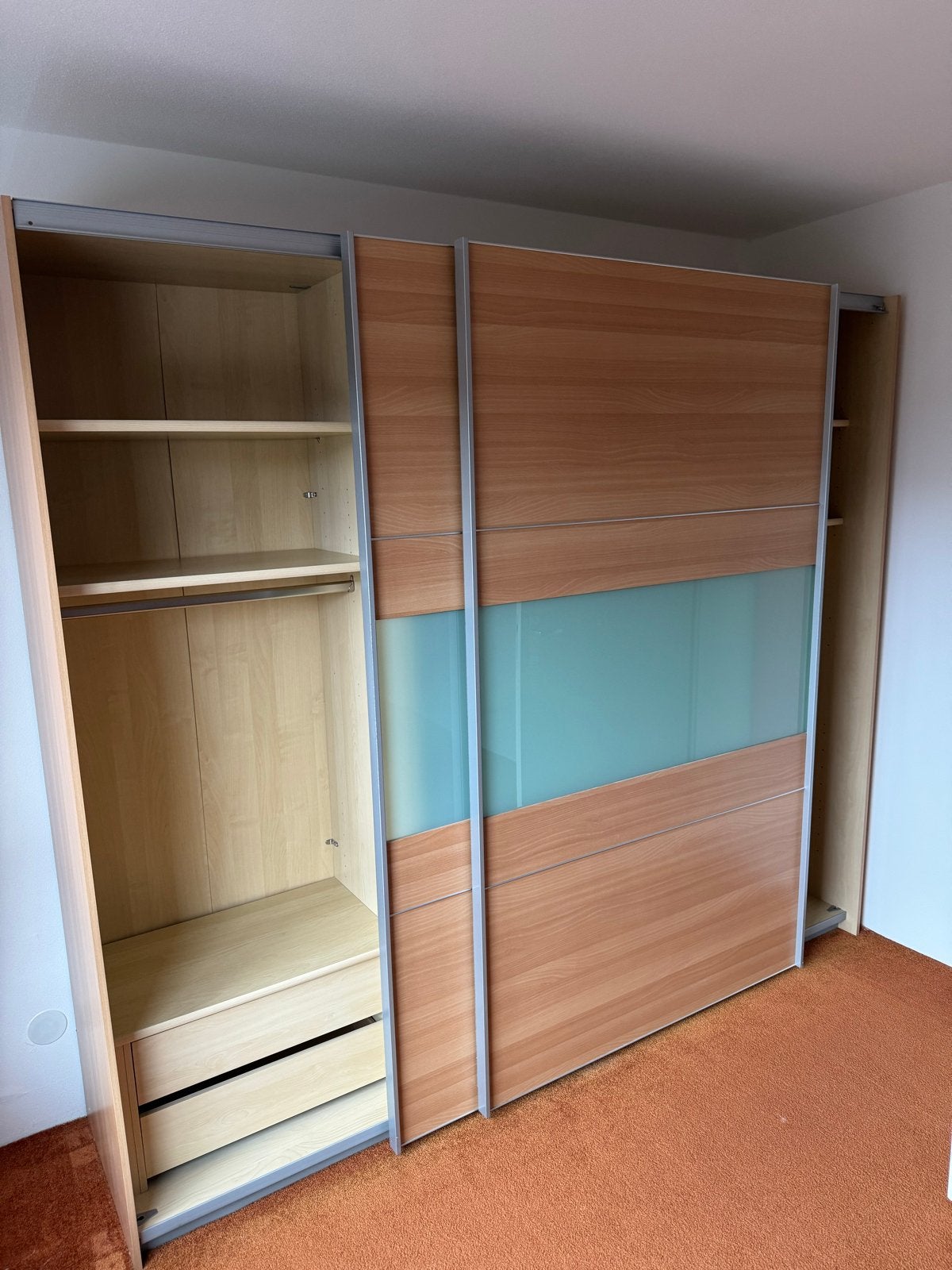 Gratis Ruime kledingkast met schuifdeuren uitstekende staat, Ophalen, 200 cm of meer, Zo goed als nieuw, Met lade(s)