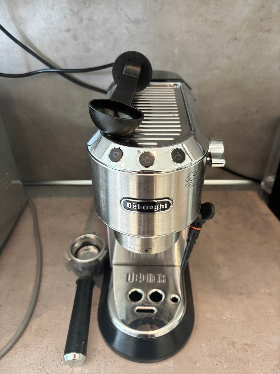 De'Longhi Dedica Style EC 685.M Espressomachine, Witgoed en Apparatuur, Ophalen, Afneembaar waterreservoir, Gebruikt, Espresso apparaat