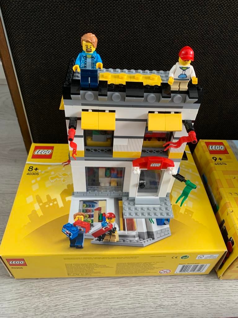 40305 Lego Store + 40574 Lego Store + 77242 Ferrari SF-24, Ophalen, Zo goed als nieuw