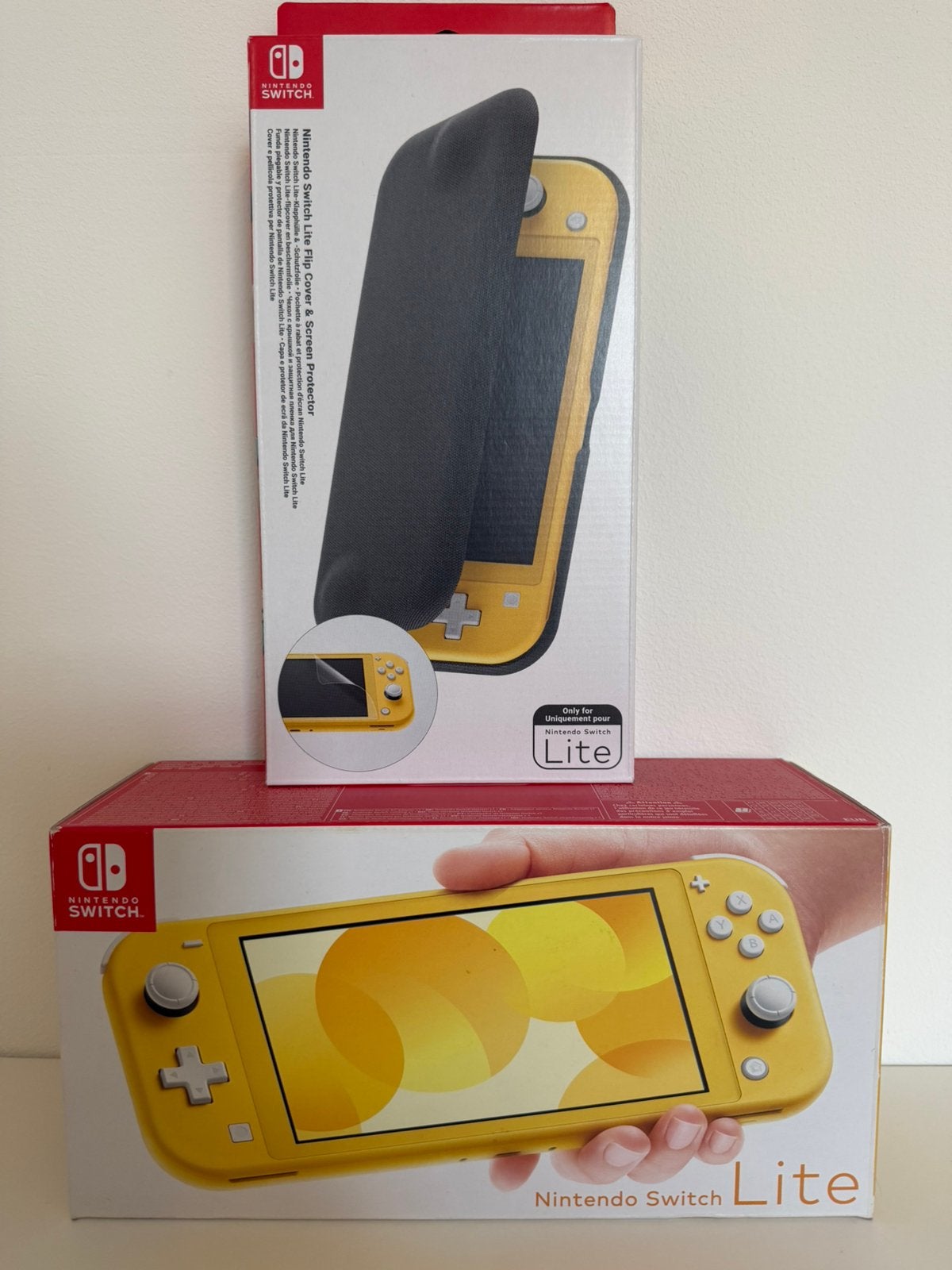 Nintendo Switch Lite Geel + Flip Cover – Nieuw in doos, Spelcomputers en Games, Verzenden, Geel, Nieuw, Met beschermhoes of tas