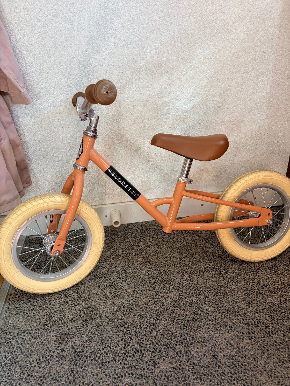 Veloretti loopfiets in perzik roze, Ophalen, Zo goed als nieuw, Minder dan 16 inch