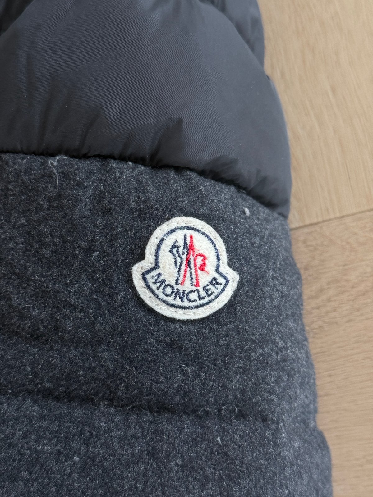 Moncler winterjas maat M (valt als S), Ophalen of Verzenden, Gedragen, Maat 46 (S) of kleiner, Grijs