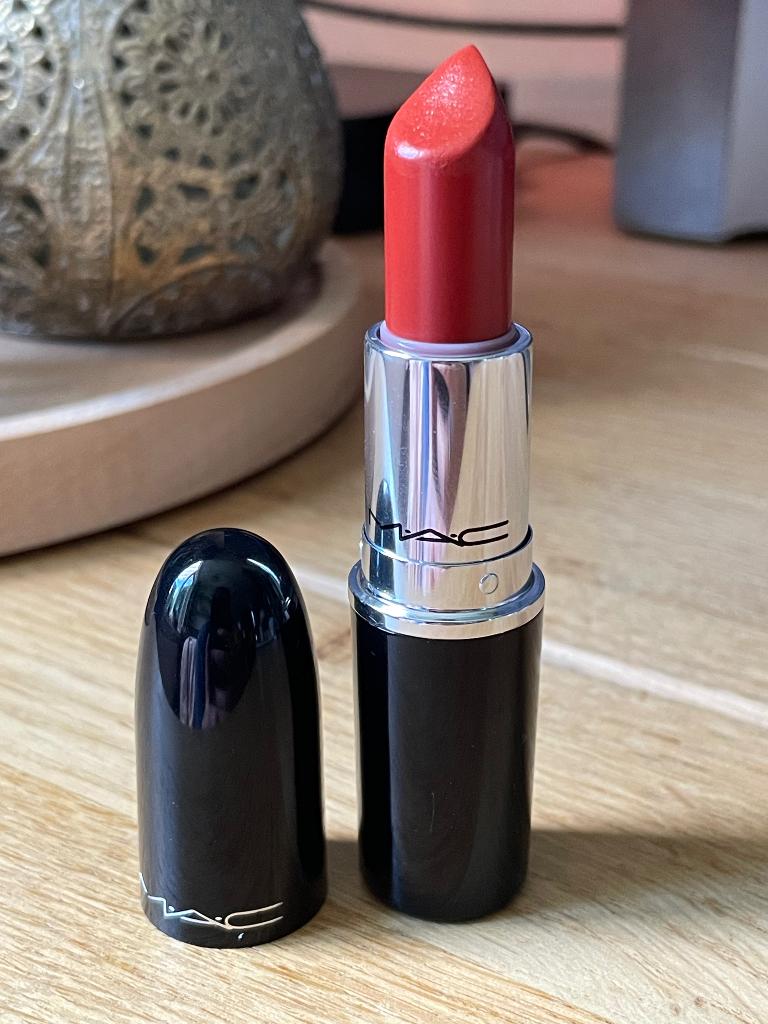 Mac lippenstift Local Celeb 551 - Getest!, Lippen, Oranje, Ophalen of Verzenden, Zo goed als nieuw