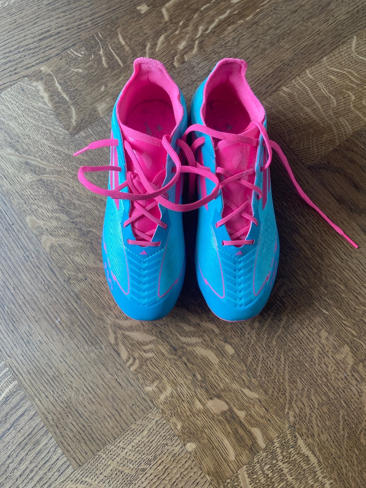 Adidas F50 Messi voetbalschoenen - Blauw/Roze, Maat XS of kleiner, Ophalen of Verzenden, Zo goed als nieuw, Schoenen